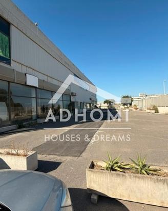 600 mq locale plurivetrine + parcheggi ingresso ca