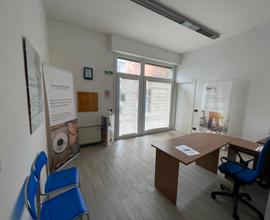 Ufficio al piano terra con una vetrina