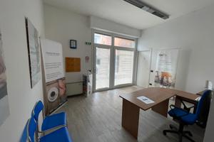 Ufficio al piano terra con una vetrina