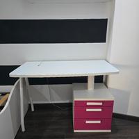 Scrivania con cassettiera