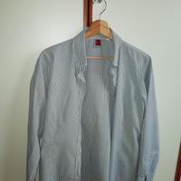 camicia a quadretti blu su fondo bianco