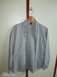 camicia a quadretti blu su fondo bianco