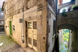 Poli: palazzina cielo-terra centro paese