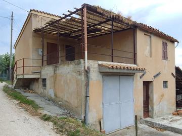 Casa colonica da ristrutturare