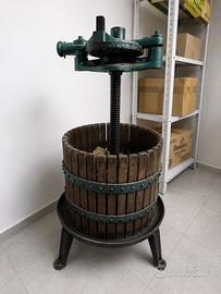 Torchio antico in legno e ghisa