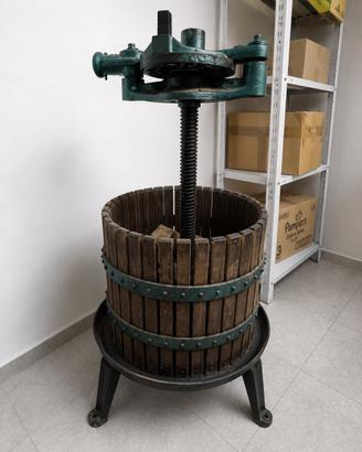 Torchio antico in legno e ghisa