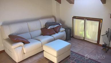 Divano in pelle martellata panna