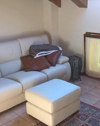 Divano in pelle martellata panna