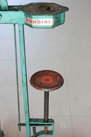 Tappatore manuale Mondial da pavimento + damigiana