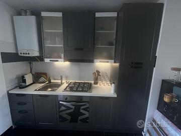 Cucina completa con elettrodomestici inclusi