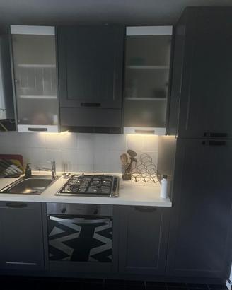 Cucina completa con elettrodomestici inclusi