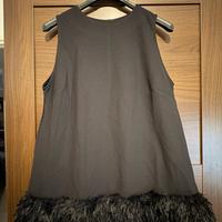 Top con piume sul fondo