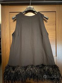 Top con piume sul fondo