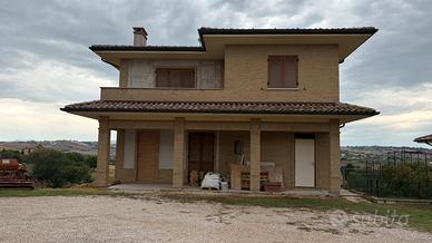 Appartamento con terrazza, giardino e ampio garage