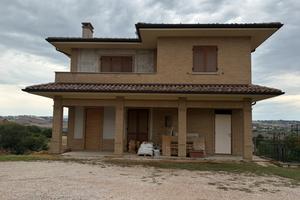 Appartamento con terrazza, giardino e ampio garage