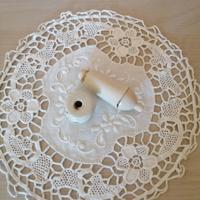 Vecchio interruttore e antico isolatore in ceramic