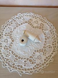 Vecchio interruttore e antico isolatore in ceramic