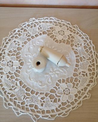 Vecchio interruttore e antico isolatore in ceramic