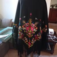 scialle ricamato a mano 