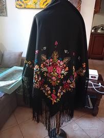 scialle ricamato a mano 