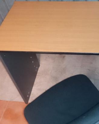SCRIVANIA COMPUTER E POLTRONCINA DA UFFICIO