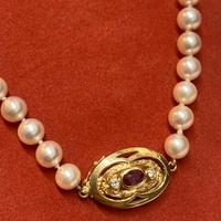 Collana di perle, oro giallo, rubino e diamanti