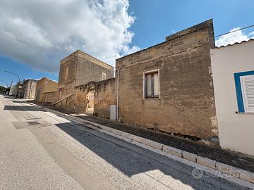 Casa con corte e giardino