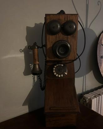 Telefono vintage con disco combinatore