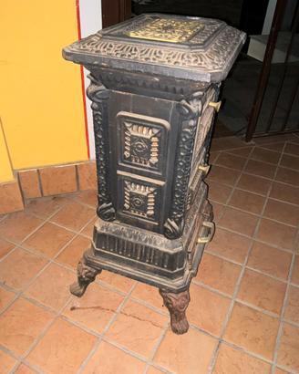 Stufa antica a legna