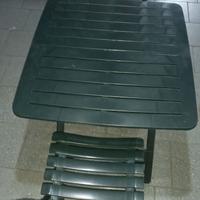Tavolo e due sedie da giardino