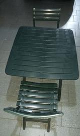 Tavolo e due sedie da giardino