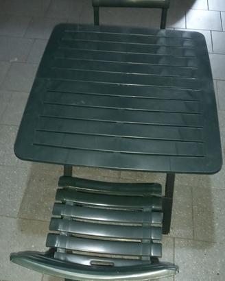 Tavolo e due sedie da giardino