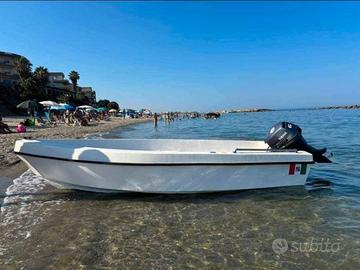 Barca con motore
