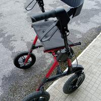Deambulatore a quattro ruote
