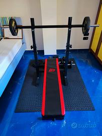 Panca con bilanciere e pesi