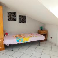 Mansarda arredata luminosa