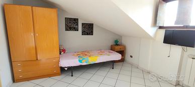 Mansarda arredata luminosa