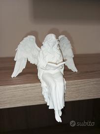 statuetta angelo seduto con libro bianca 