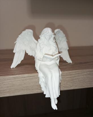 statuetta angelo seduto con libro bianca 
