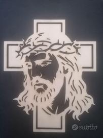 Croce in legno con volto di Cristo intagliato