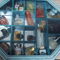 bacheca in legno con miniature profumi