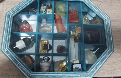 bacheca in legno con miniature profumi