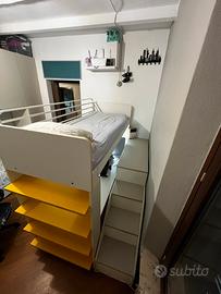 Letto singolo a soppalco con cassettiera e mensole