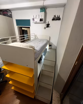 Letto singolo a soppalco con cassettiera e mensole