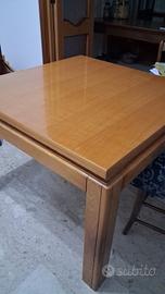 Tavolo apribile con sedie