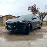 Mustang mach e con accessori