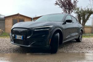 Mustang mach e con accessori