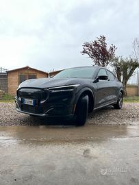 Mustang mach e con accessori