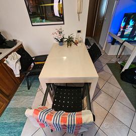 Tavolo in legno con tre sedie