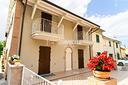 casa-singola-con-tre-appartamenti